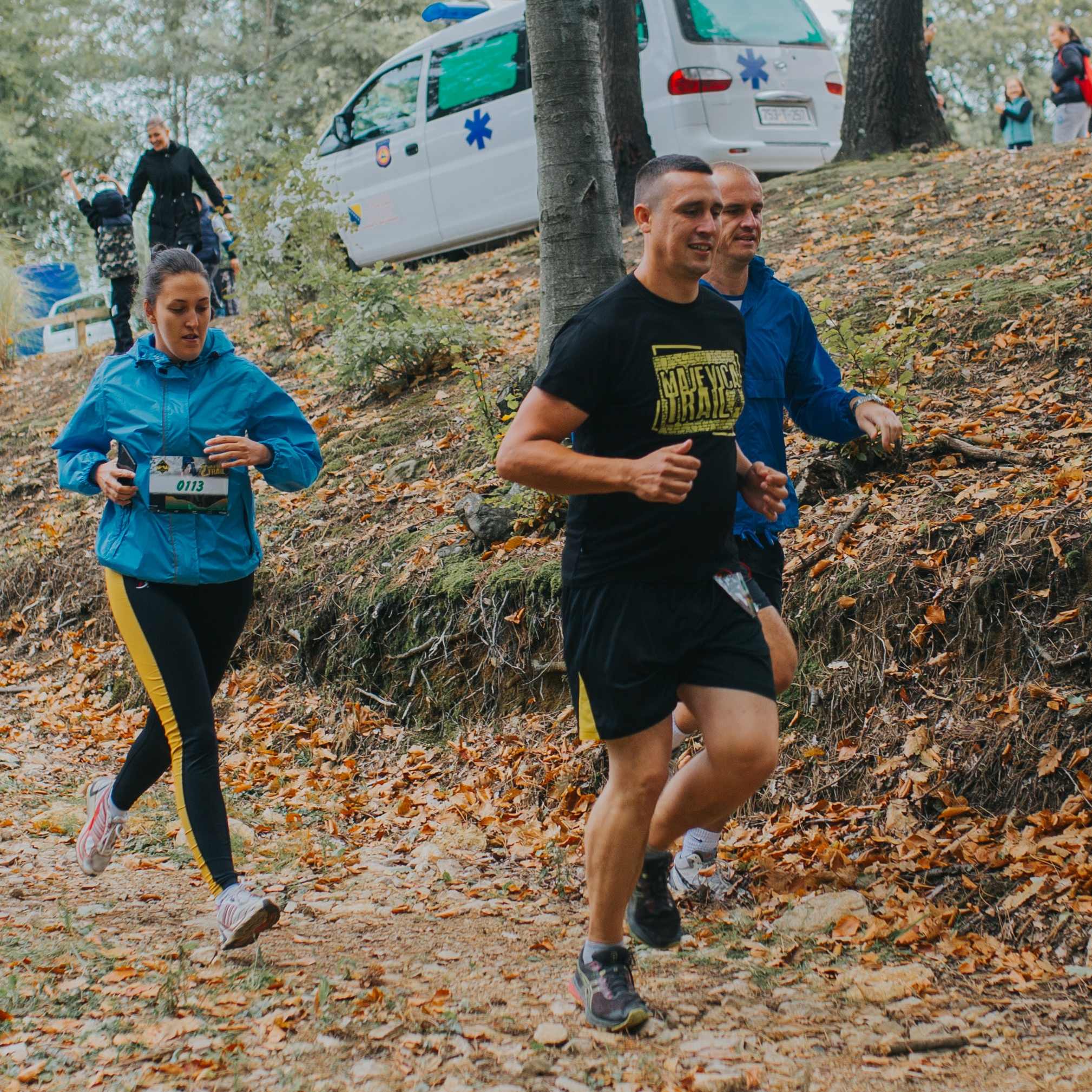 picture of people running cross country